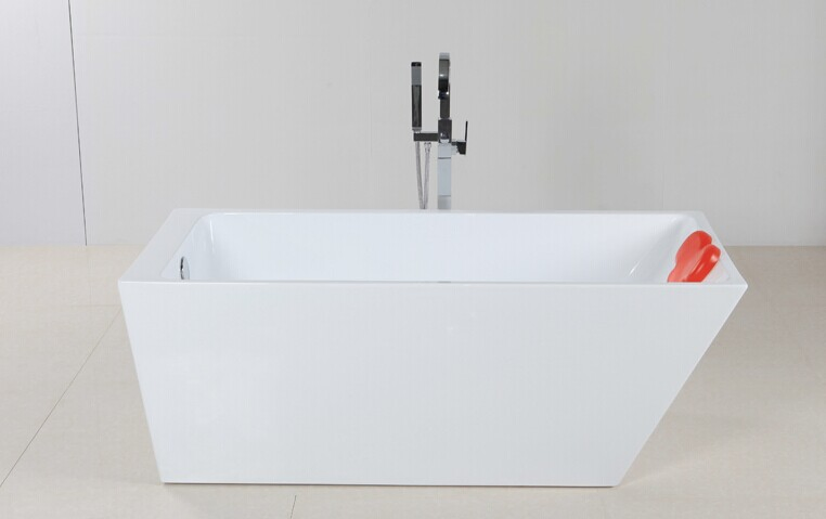 Special Freestanding Bath Tub Big Space in Bathroom